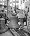 82393 Afbeelding van het verwijderen van de voor restauratie bestemde klokken van het carillon van de Domtoren ...